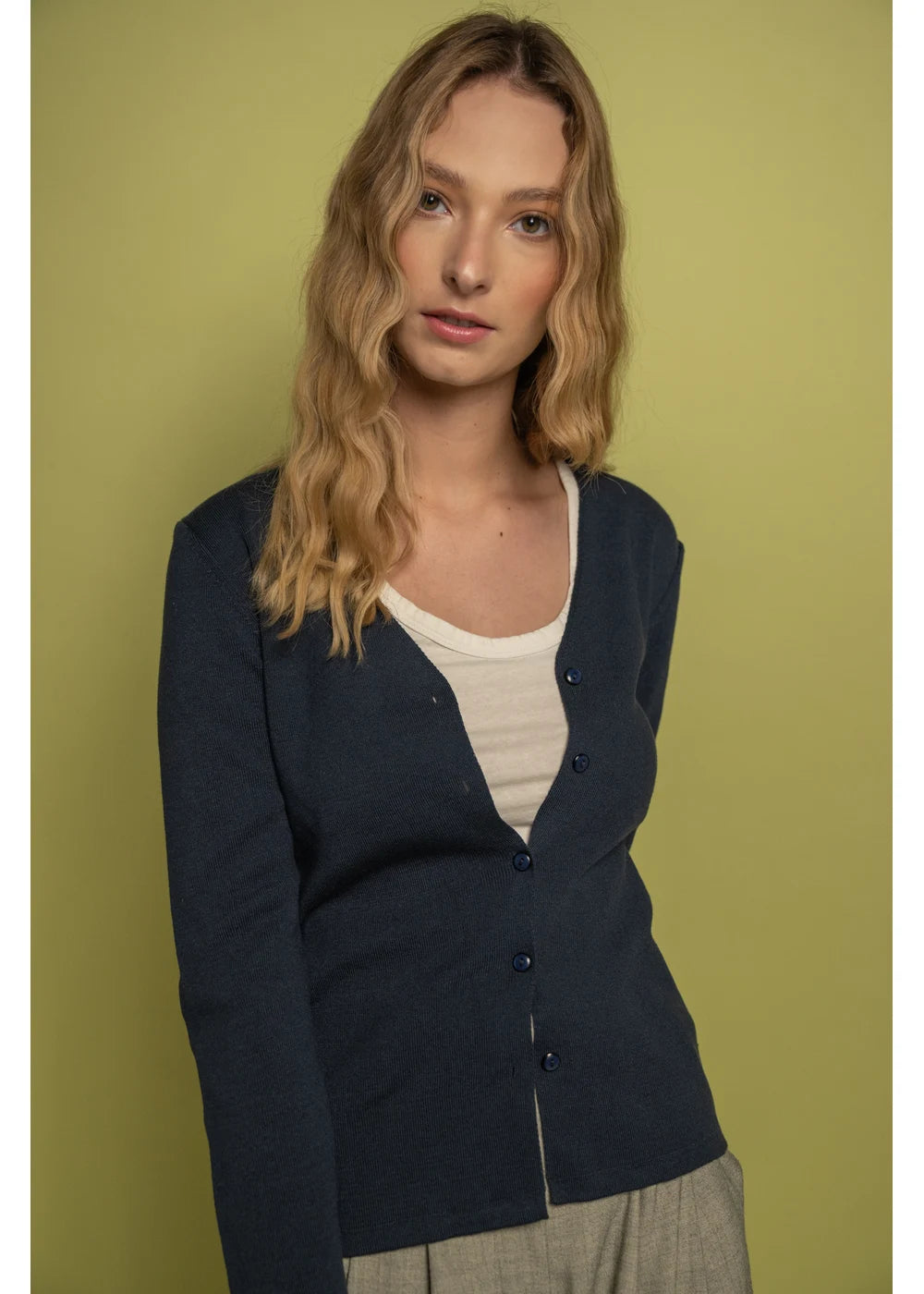 CARDIGAN BASICO en AZUL OSCURO - Vista de espalda | ZEPHIR