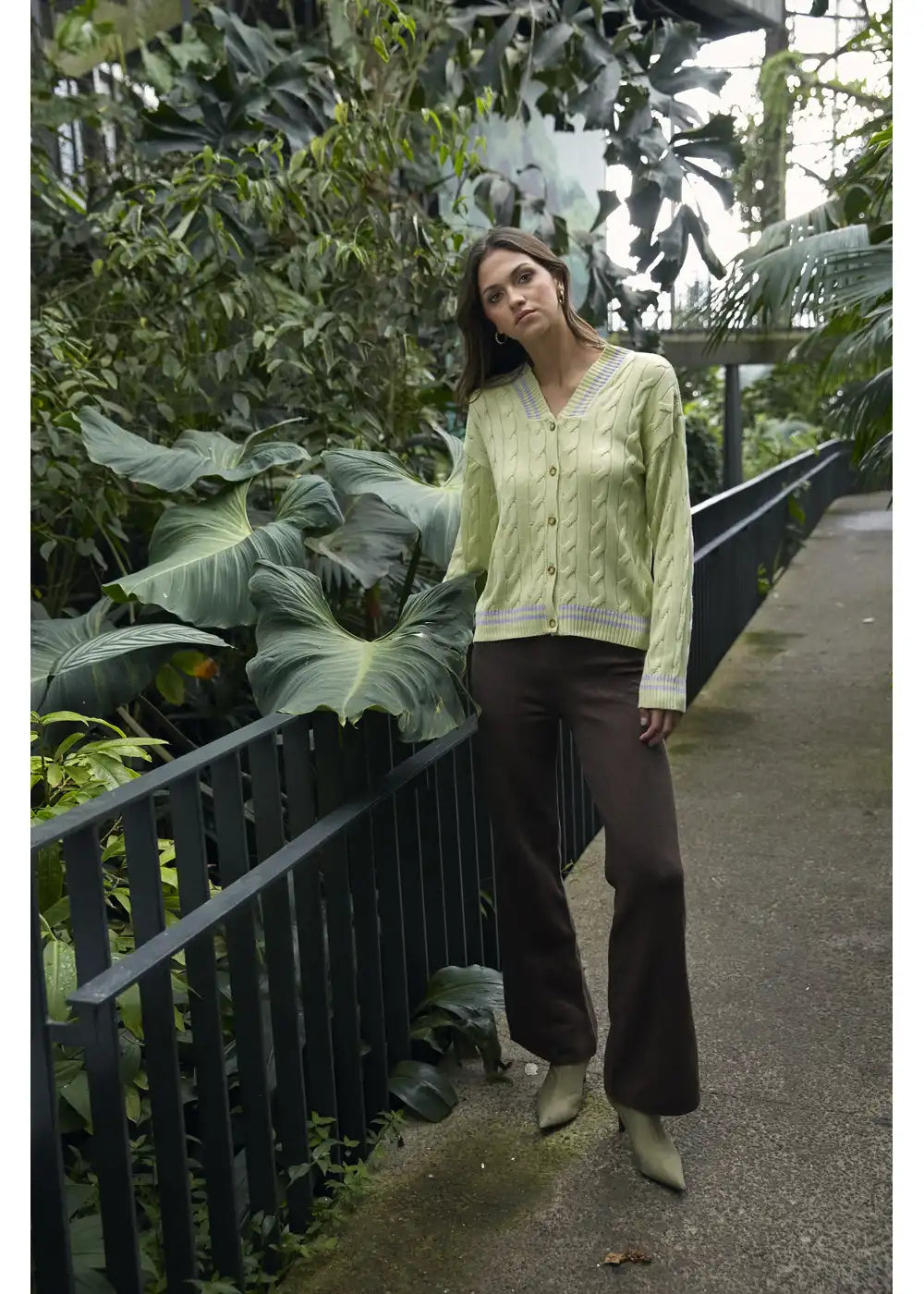 CARDIGAN SOPHIE en VERDE LIMA - Vista de espalda | ZEPHIR