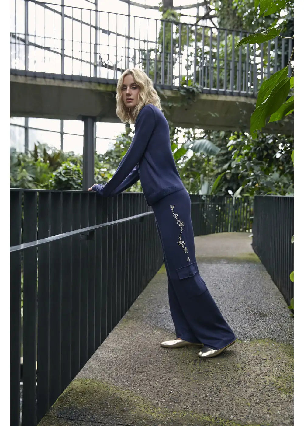 PANTALON ALBA en AZUL OSCURO - Vista de espalda | ZEPHIR