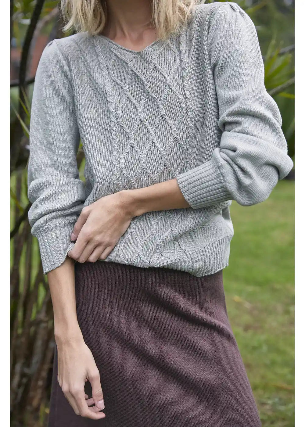 SWEATER MEHER en VERDE HOJA - Vista de espalda | ZEPHIR