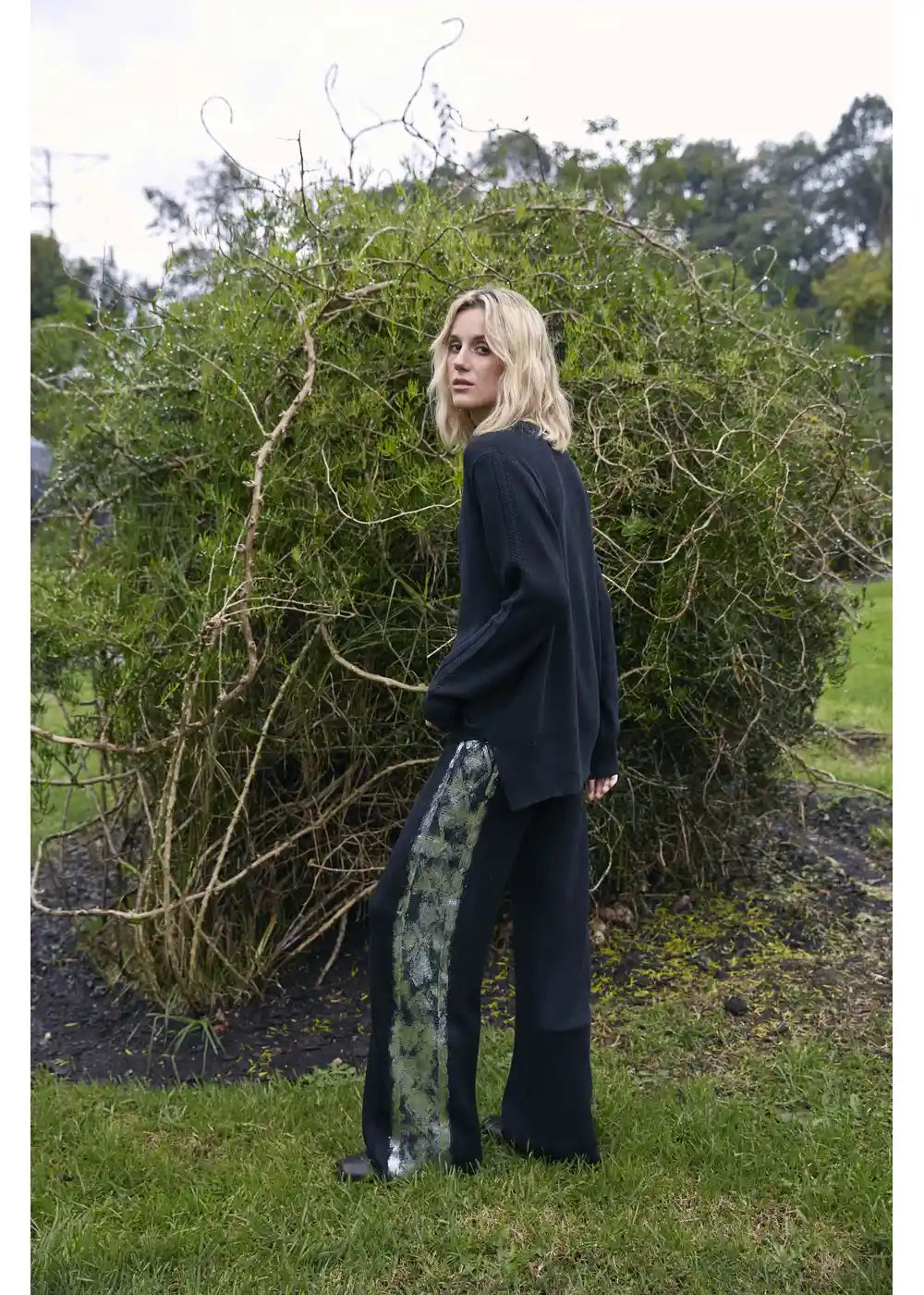 SWEATER SAHAR en NEGRO - Vista lateral | ZEPHIR